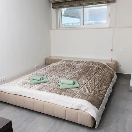 Apartment 17th Floor Designer *